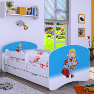 Drveni dječji krevet Happy s ladicom i motivom Bob graditelj u moderno uređenoj dječjoj sobi
