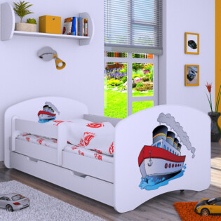 Drveni dječji krevet Happy s ladicom i motivom broda u moderno uređenoj dječjoj sobi