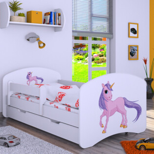Drveni dječji krevet Happy s ladicom i motivom jednoroga u moderno uređenoj dječjoj sobi
