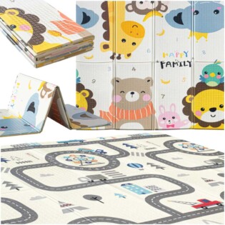 Beba sjedi na dvostranoj dječjoj podlozi od pjene sa šarenim motivima i pozadinom u obliku ceste