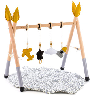 Drveni baby gym s visećim filcanim igračkama i mekanom podlogom u modernim bojama.
