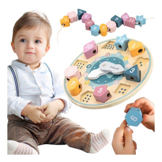 Montessori drveni sat slagalica sa šarenim blokovima, pomičnim kazaljkama i konopcem za nizanje.